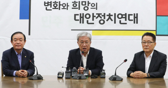 비당권파 모임인 '변화와 희망의 대안정치연대'(대안정치) 소속 의원들이 12일 오전 국회에서 대표 격인 유성엽 의원(가운데)을 위주로 회의를 진행하고 있다.(사진=연합뉴스)